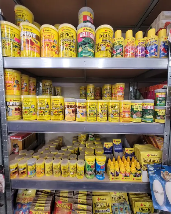 Półki z karmami i preparatami dla zwierząt